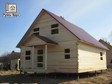 Дом из бруса с крыльцом